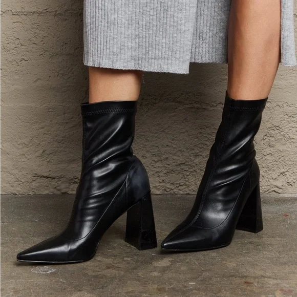 NEW Stacy Retro 90s Style Pointed Toe Chunky Heel Ankle Boots in Black - Picture 4 of 4